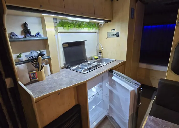 Autocaravan,camper,campervan,motorhome,not Driveable,only Habitable مكان تخييم