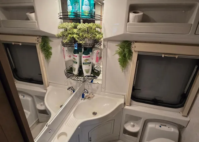 مكان تخييم Autocaravan,camper,campervan,motorhome,not Driveable,only Habitable